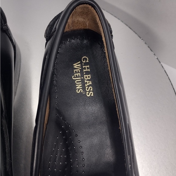 Bass Black and White Leather Loafers size 7 pre
Owned Exellent condition main image 9